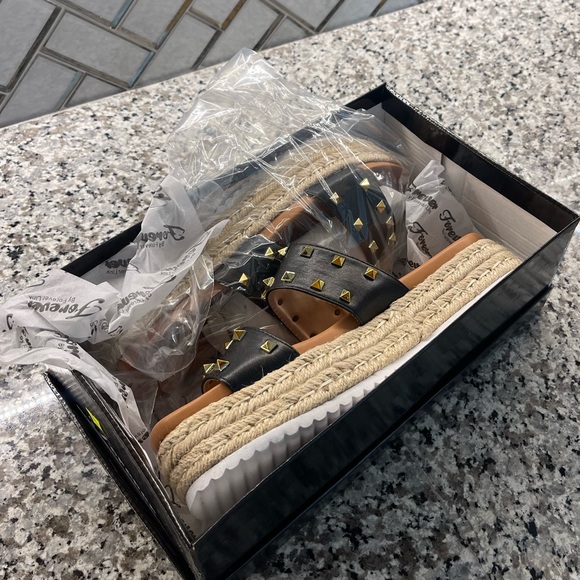 Gold Studded Platform Sandals ✨ - Picture 5 of 5